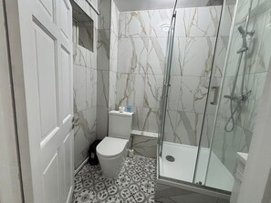 Shower, towels, soap, toilet paper - Wimbledon tennis 2 bedrooms flat (London)