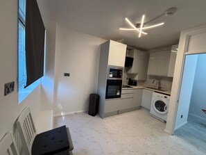 Fridge, microwave, oven, stovetop - Wimbledon tennis 2 bedrooms flat (London)