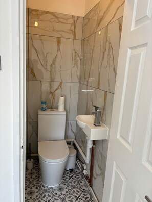 シャワー、タオル、石鹸、トイレットペーパー