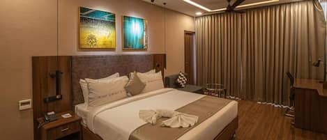 Caja fuerte, sistema de insonorización, tabla de planchar con plancha