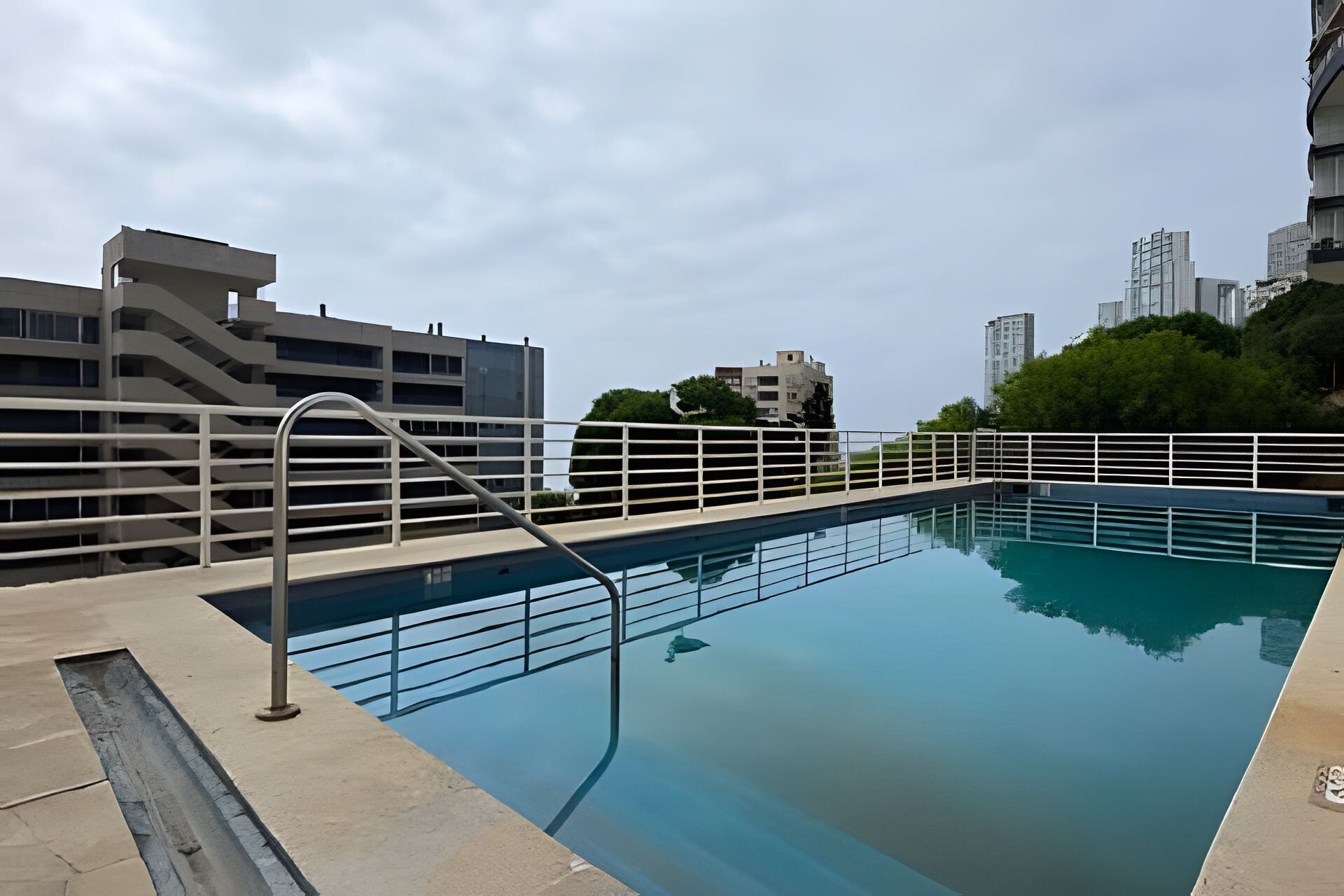 Huoneisto | Uima-allas | Kauden mukainen ulkouima-allas