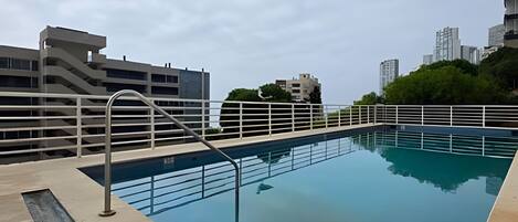 Apartamento | Piscina | Una piscina al aire libre de temporada