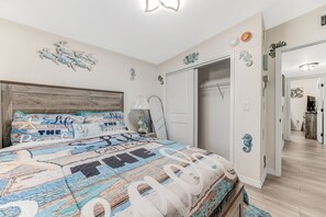 Desk, iron/ironing board, WiFi, bed sheets - Apollo Beach Preserve: Family Retreat! (Apollo Beach)