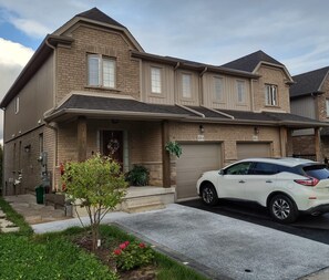 Exterior - Privet and Separate Entrance 2 Bedrooms Basement-Free Parking (Waterloo)