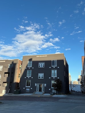 Exterior - Individual rooms. Shared space 8 minutes from airport (Omaha)