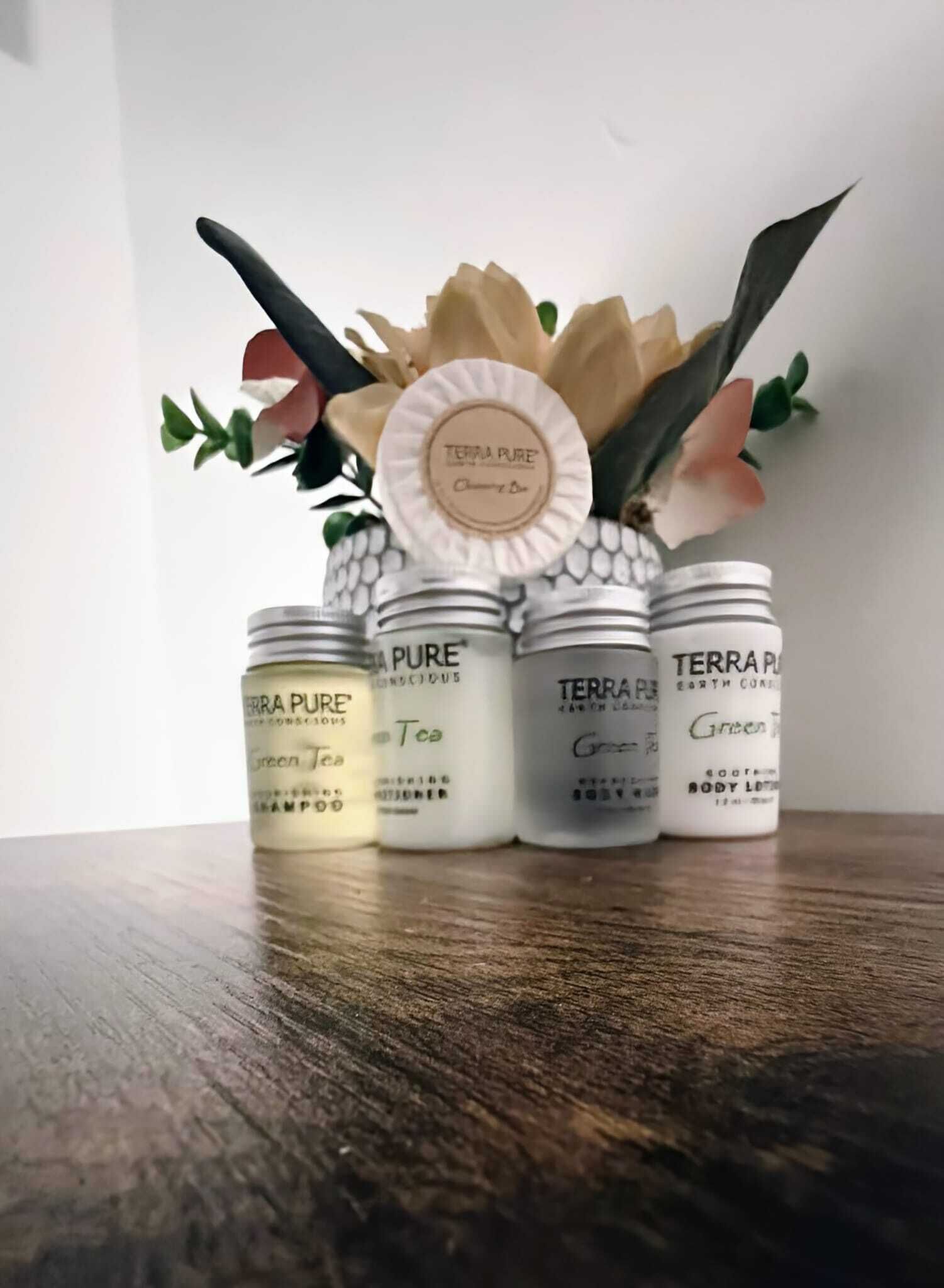 Een haardroger, handdoeken, zeep, toiletpapier