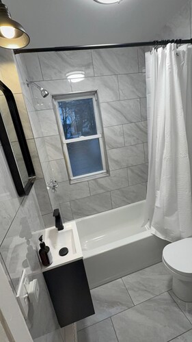 Family-Friendly 3BR Hamden Apt Near New Haven & Universities