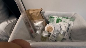 Haartrockner, Handtücher, Seife, Toilettenpapier