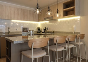 Apartment, 2 Bedrooms (405) | Dining room