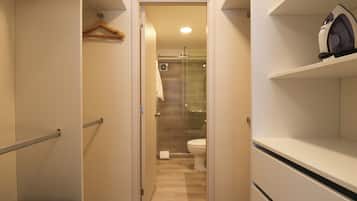 Appartement, 2 chambres (507 A) | Salle de bain | Douche, articles de toilette (gratuits), serviettes fournies, savon
