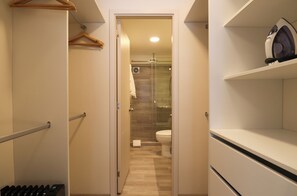 Apartment, 2 Bedrooms (507 A) | Bathroom | Shower, free toiletries, towels, soap - Larco by Wynwood House (Lima)