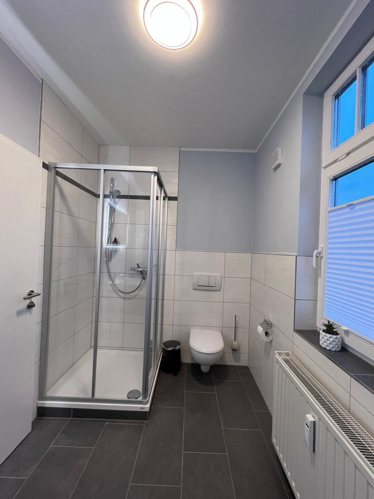 Een douche, een haardroger, handdoeken, zeep