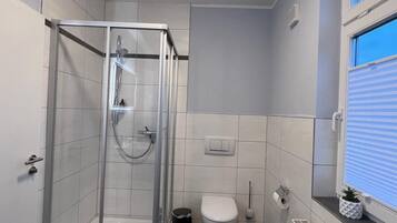 Een douche, een haardroger, handdoeken, zeep