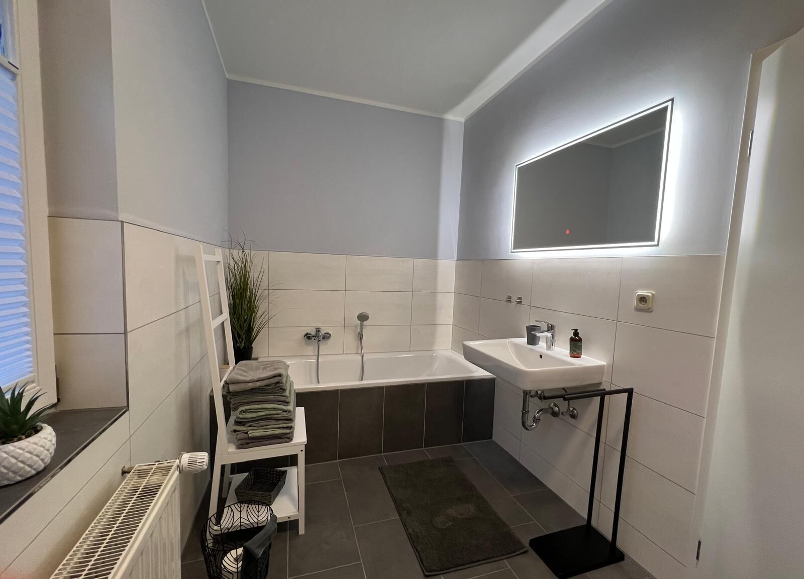 Suihku, hiustenkuivaaja, pyyhkeet, saippua