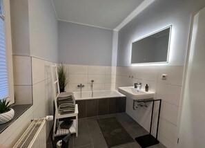 Suihku, hiustenkuivaaja, pyyhkeet, saippua