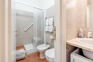 Een douche, een haardroger, handdoeken