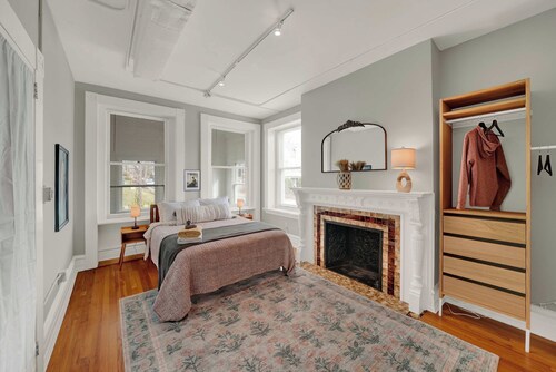 Huge 1st floor Historic Apartment Soaring Ceilings