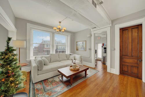 Huge 1st floor Historic Apartment Soaring Ceilings