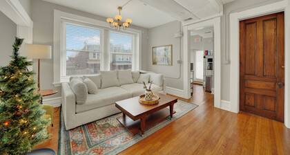 Huge 1st floor Historic Apartment Soaring Ceilings