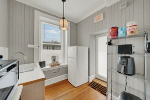 Jääkaappi, mikroaaltouuni, kahvin-/teenkeitin, vedenkeitin