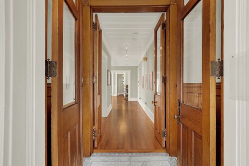 Huge 1st floor Historic Apartment Soaring Ceilings