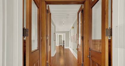 Huge 1st floor Historic Apartment Soaring Ceilings