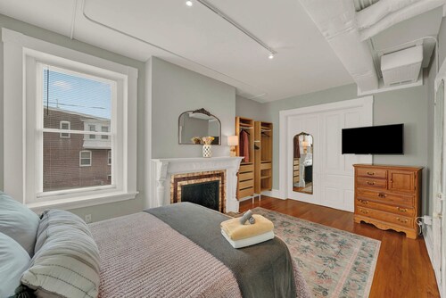 Huge 1st floor Historic Apartment Soaring Ceilings