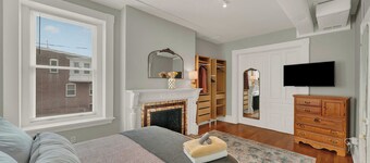 Huge 1st floor Historic Apartment Soaring Ceilings