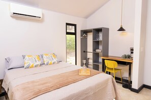 Tabla de planchar con plancha, wifi y ropa de cama