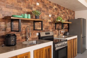 Microwave, oven, stovetop - LIV 3 - Two rooms. Minutes away from the best beaches of Guanacaste. (Lorena)