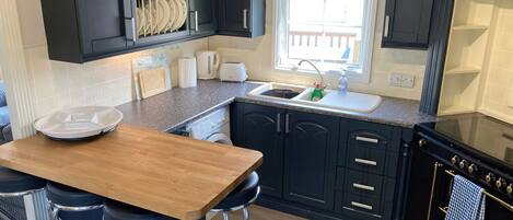 Batterie de cuisine, vaisselle et ustensiles