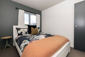 Iron/ironing board, travel crib, WiFi, bed sheets - Central Methven Apartment (Methven)