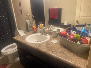 مجففات شعر، مناشف، صابون، ورق حمّام