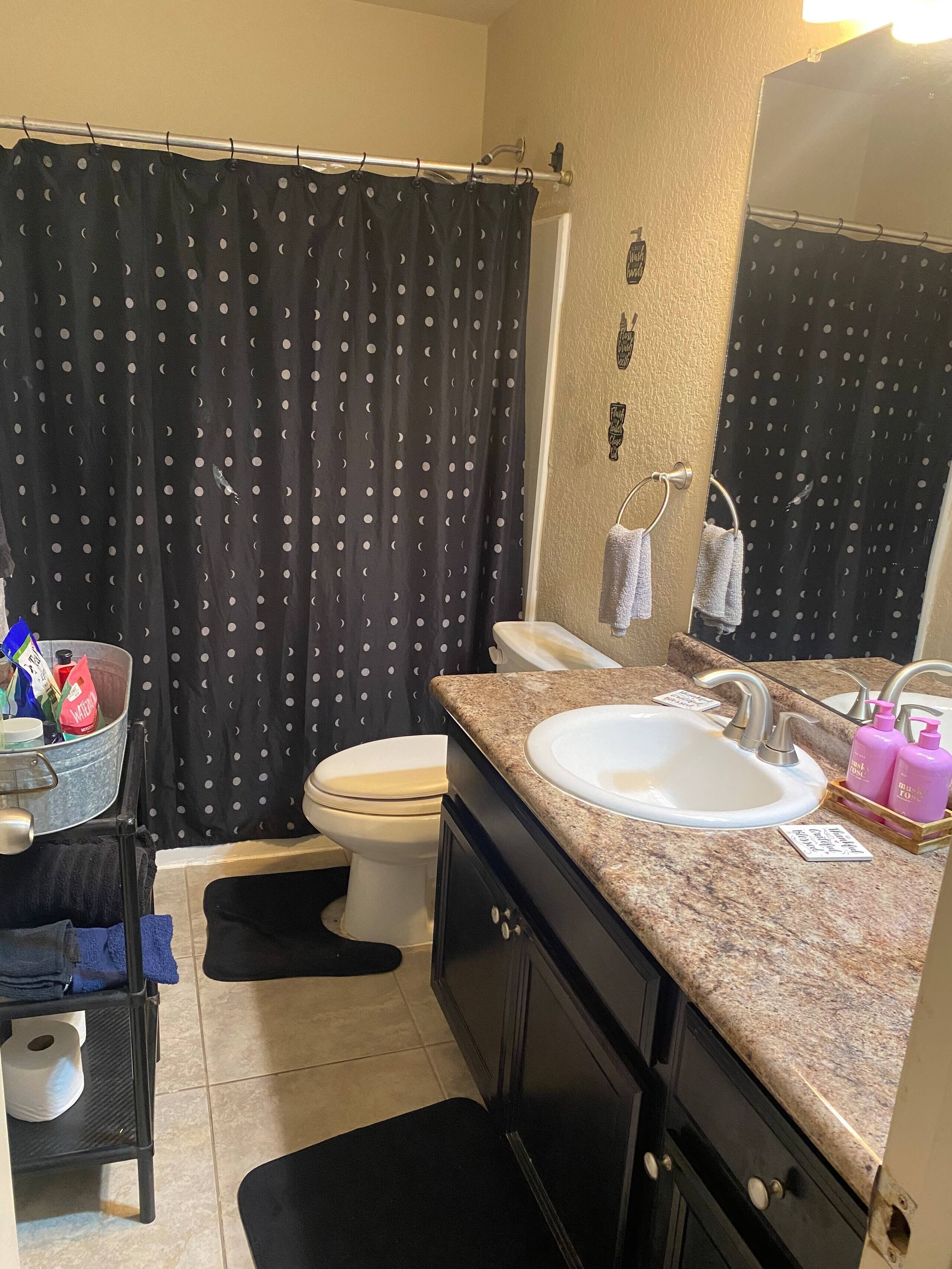 Haartrockner, Handtücher, Seife, Toilettenpapier