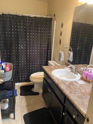 Haartrockner, Handtücher, Seife, Toilettenpapier