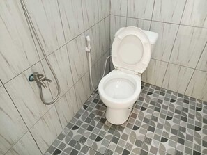Deluxe Double Room | Bathroom - Hotel O 95063 Afifah Syariah Guest House Manado (Manado)