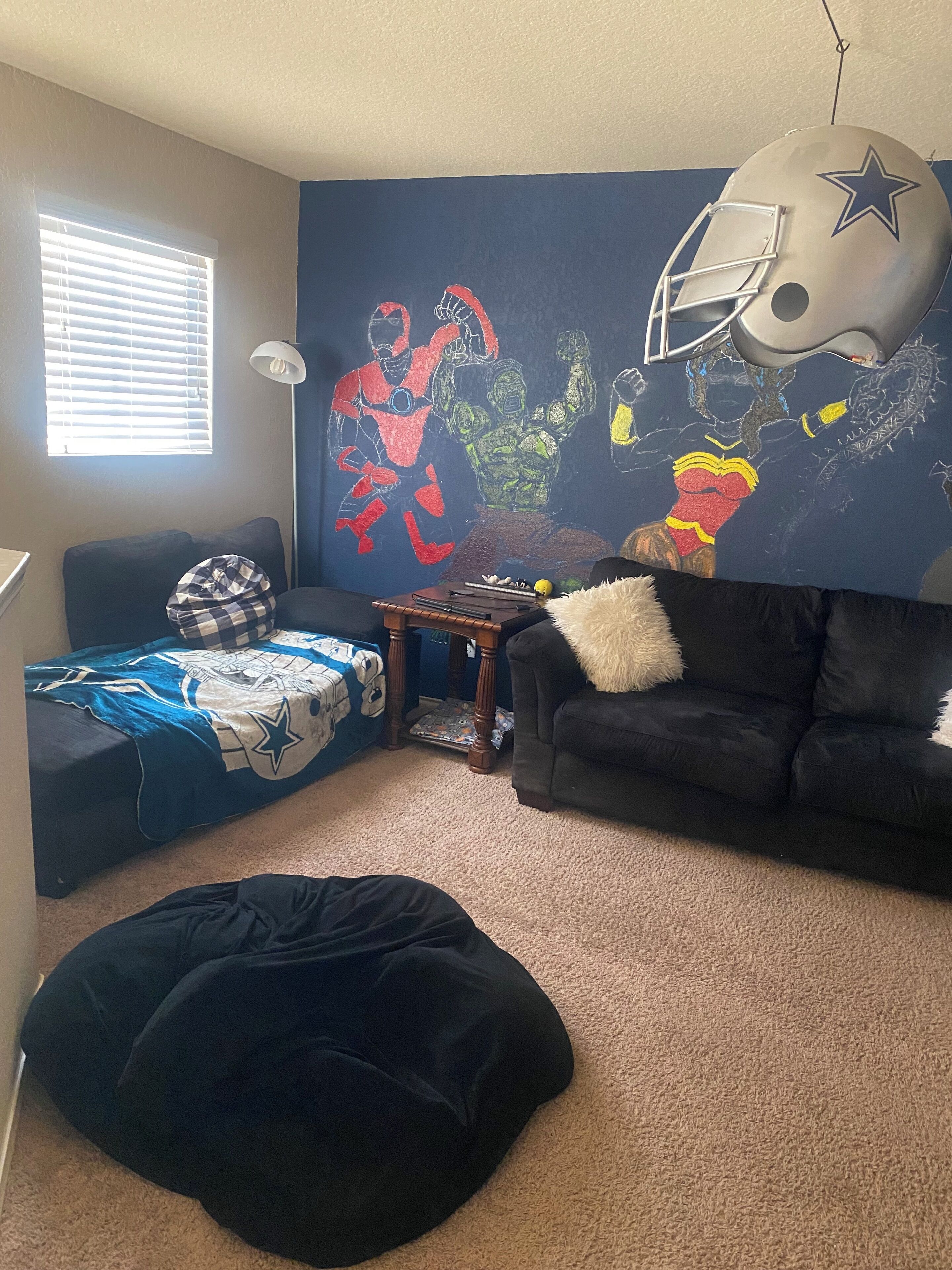 Smart-TV, DVD-Player, Tischfußball, Bücher