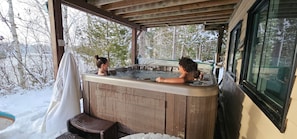 Outdoor spa tub - The Getaway_Greens Lake 4 BR/Hot tub/Beach/Sunsets (Trent Lakes)