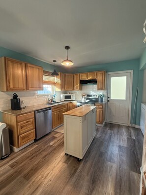 Fridge, microwave, oven, stovetop - This Navarre cottage boasts 2 inviting bedrooms just minutes from the beach! (Navarre)