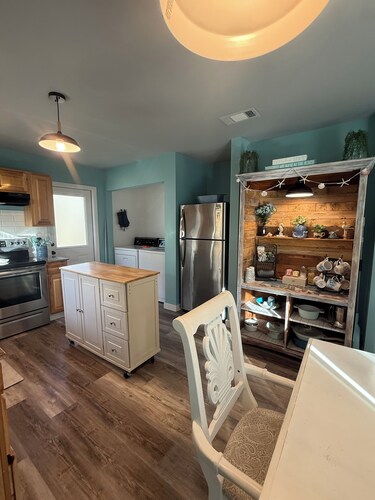 This Navarre cottage boasts 2 inviting bedrooms just minutes from the beach!