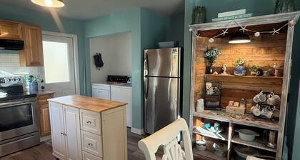 This Navarre cottage boasts 2 inviting bedrooms just minutes from the beach!