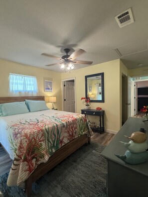2 bedrooms, iron/ironing board, travel cot, free WiFi - This Navarre cottage boasts 2 inviting bedrooms just minutes from the beach! (Navarre)