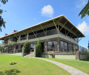 Exterior - Luxury Ocean and Mountain-View Estate with resort Style Infinity Pool (David)