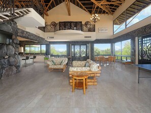 Table tennis, books - Luxury Ocean and Mountain-View Estate with resort Style Infinity Pool (David)