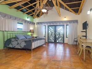 6 habitaciones, caja de seguridad en la habitación y escritorio