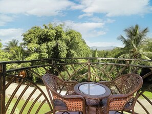 Outdoor dining - Luxury Ocean and Mountain-View Estate with resort Style Infinity Pool (David)
