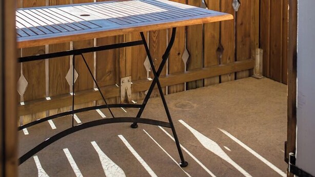 A wooden balcony with a table and chairs, overlooking a snowy mountain landscape. - Apartment for 4 - 6 people in Albiez-Montrond (Albiez-Montrond)
