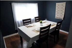 Dining - Spacious Century Gem in Downtown Winnipeg with parking (Winnipeg)