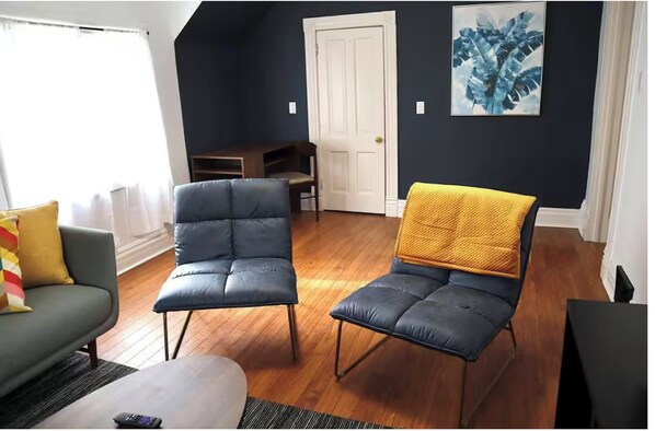 Living area - Spacious Century Gem in Downtown Winnipeg with parking (Winnipeg)