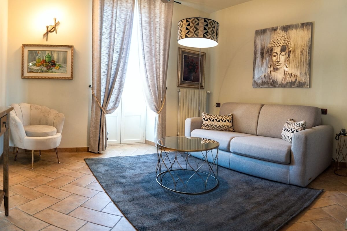 Suite junior, vista a la ciudad | Caja de seguridad en la habitación y escritorio